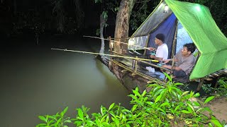 Download lagu Camping in heavy rain, lightning and strong winds when the river is flooded and fishing from the hut mp3