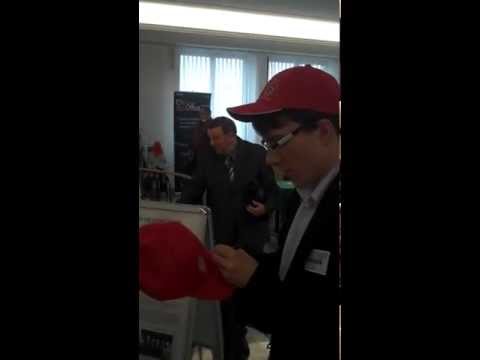 Mateusz Bartel daje autograf na czapeczce