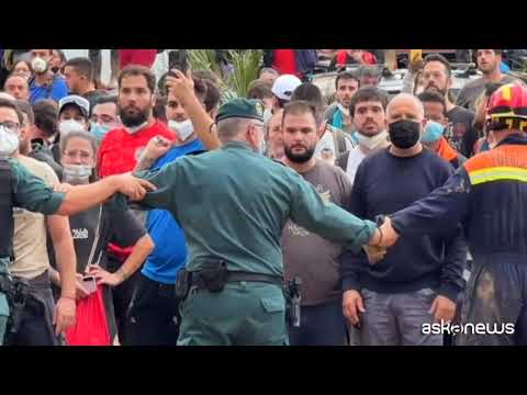 Valencia, fango contro i reali di Spagna, le lacrime di Letizia