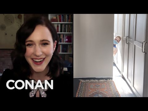 瑞秋-布羅斯納漢被她的紙板剪紙所困擾 - CONAN on TBS. (Rachel Brosnahan Is Being Haunted By Her Cardboard Cutout - CONAN on TBS)