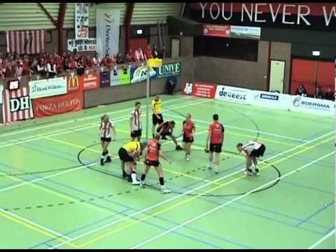 Korfbalscheidsrechter Alle Visser in actie