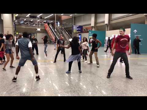 Escola Livre de Dança da Maré FlashMob - Rio Galeão