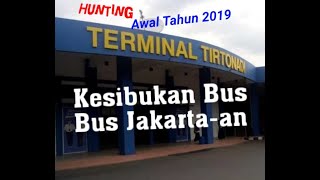preview picture of video 'Kesibukan Bus2 Jakarta-an  Awal Tahun 2019 Di Terminal TIRTONADI Solo {HUNTING}'