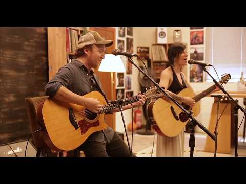 Neus Ferri RightOn Session live music  performance at RightOn Straps workshop