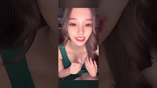 ドレスが緑だから白パン悪目立ち