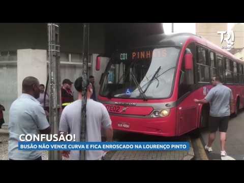 Busão não vence curva e fica enroscado na Lourenço Pinto