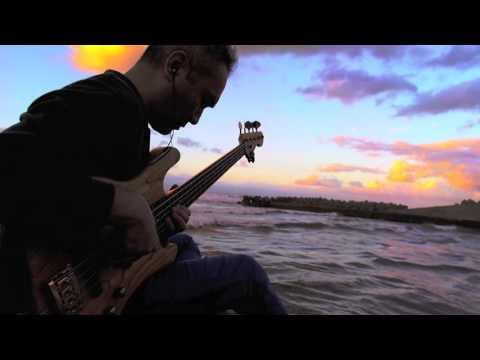 Bass solo on the beach. Naoki Itaya 板谷直樹