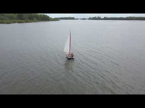 Прогулка на швертботе. Съёмка с квадракоптера в режиме "следуй за мной".