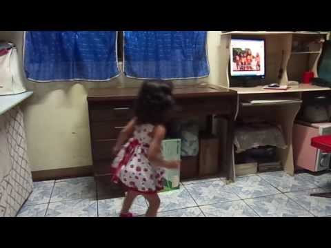 Menina de dois anos Dançando Quadradinho de 8.