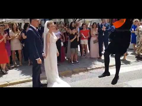 Tuna cantando a los novios