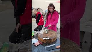 Él Quería Cortar Un Hueso y Su Hija Hizo Esto 😱