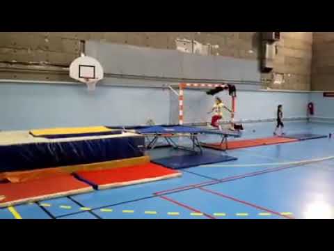 Elise, 1ere année de trampoline, salto avant