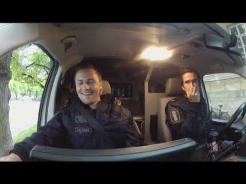 Poliisit Järjestyslaki hakusessa Turun jokirannassa