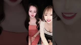 右の子のパンチラ配信！キャバ嬢でドレスの隙間から純白？