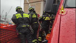 spettacolare-recupero-dell-auto-precipitata-nel-dirupo-a-salerno