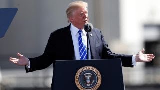 Larry Flynt nabízí deset miliónů dolarů za informace na Trumpa