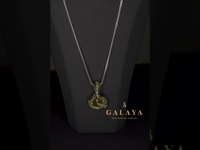 قلادة من الفضة الخالص مع حجر السترين