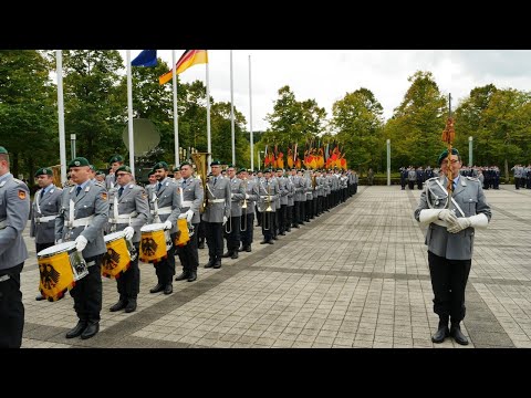 "Regimentsgruß" Marsch: Ausmarsch Ehrenformation Musikkorps der Bundeswehr mit Spielmannszug