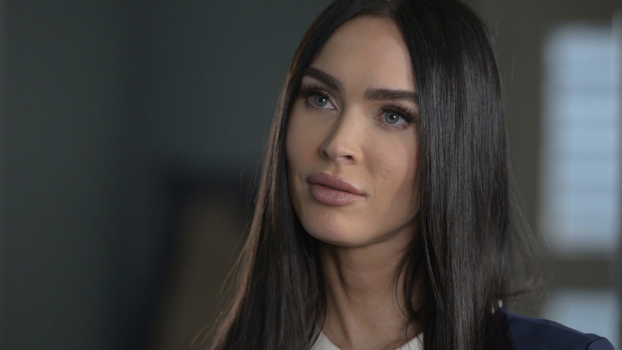 HOMEM COMPRA UMA MEGAN FOX ROBÔ COMO UMA EMPREGADA, MAS ELA FICA MORTALMENTE OBCECADA POR ELE!