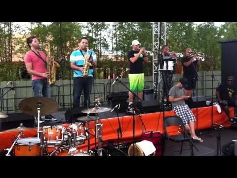 Yturvides Grupo mania Sound check Brass Bush Gardens 2012