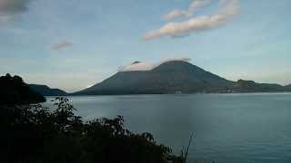 preview picture of video 'Timelapse of Sunrise at Lake Atitlan'