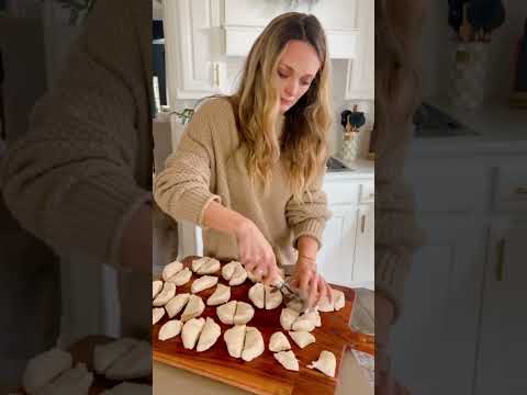 Homemade Pretzel Bites! Turn canned biscuits into the best pretzels with this secret ingredient!