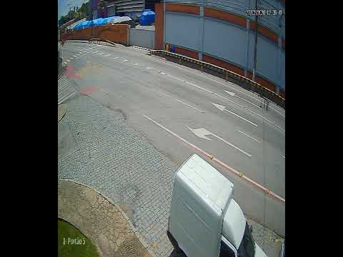 Vídeo: Acidente grave bloqueia totalmente rua em Gaspar