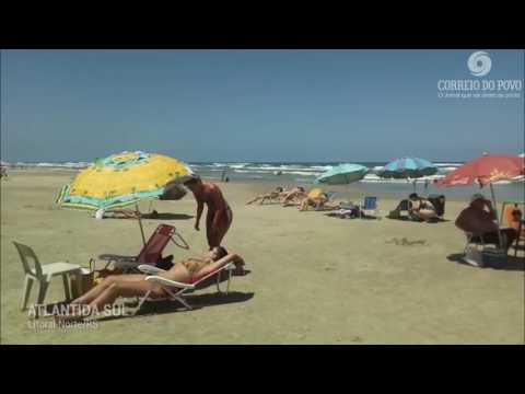 Banhistas aproveitam o dia de sol em Atlântida Sul