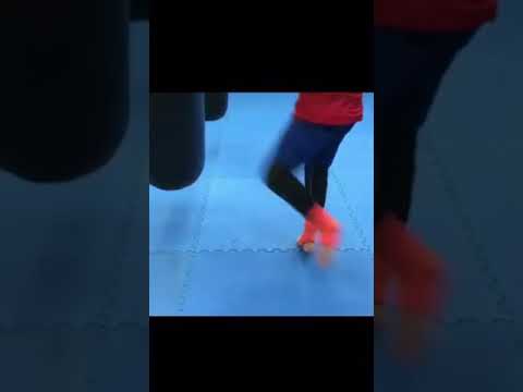 リヨン樺澤先生のお手本サンドバッグ❗️🥊　フットワーク軽く、手数を意識してトレーニング🏃‍♂️🏙　#リヨン樺沢　　#ボクシング　#キックボクシング　#空手　#少林寺拳法　#ムエタイ　#リヨン樺澤