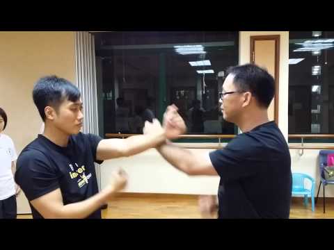 Singapore Wing Chun Academy - Feeling the Heaviness in Sifu's Hands