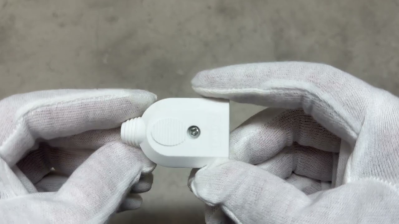 Штепсель плоский LUXEL 10061 белый