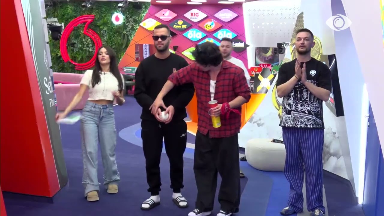 Vijon loja mes banorëve, Stenaldo rrëzon disa nga shishet