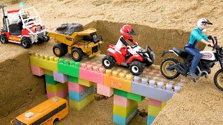 Download lagu Bangun jembatan dengan kendaraan konstruksi mainan mp3