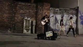 Elianto improvvisa sui passanti