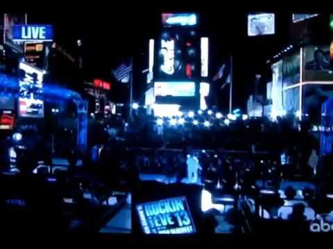 PSY vs. MC Hammer - Times Square, NYC New Years Rockin' Eve [31/12/2012]