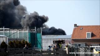 preview picture of video 'Zeer grote brand autosloperij in De Lier op 1 april 2013'