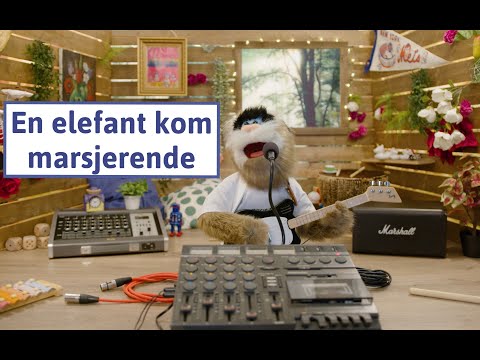 En elefant kom marsjerende - Keiser-Tom synger barnesanger.