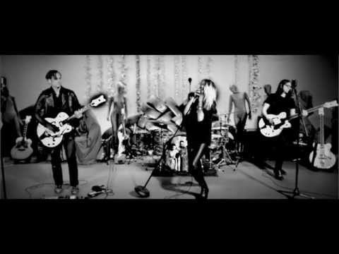 The Dead Weather - I Feel Love (Every Million Miles) [Live Performance Video]