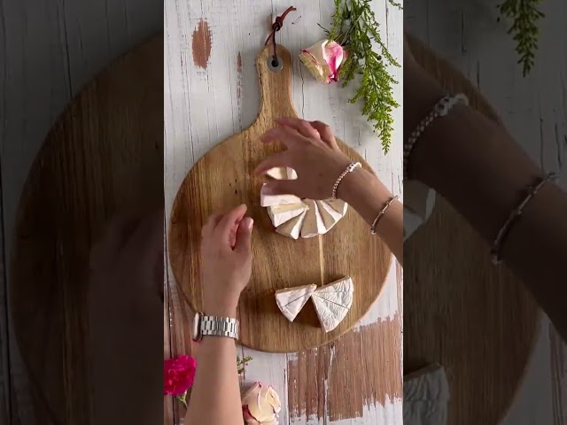 Vídeo relacionado con Genérico De Madera En Forma De - Tabla De Queso Temático, Servicio De Embutidos Rústicos | Pantalla De Aperitivo De Semana Santa, Caricaturizada Para Alimentos