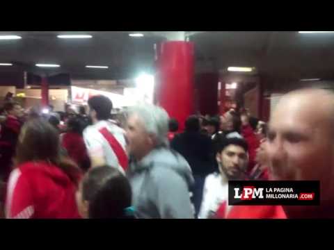 "Los festejos en el hall del Monumental" Barra: Los Borrachos del Tablón • Club: River Plate