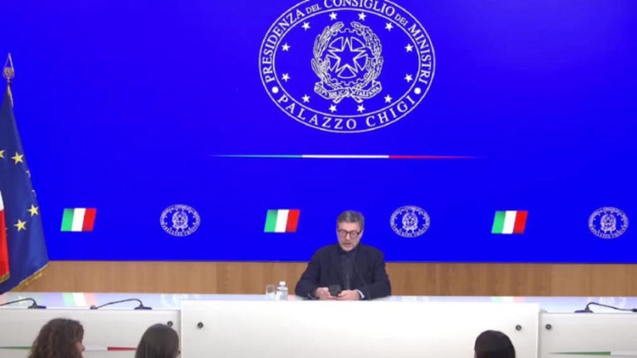 Governo approva nuovo decreto carburanti, Giorgetti: Taglio accise prorogato fino al primo maggio