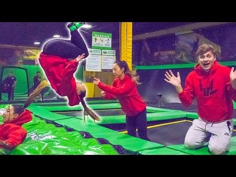 TEACHING HER TO FRONT FLIP!! (TRAMPOLINE TRICKS)