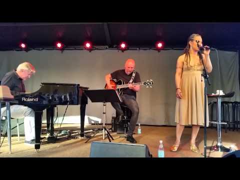 Sharon Dyall & Tommy Berndtsson @ Jazzens Museum (2015) #1