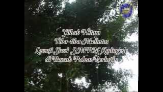 preview picture of video 'Wadukdarma: Jilbab Hitam Tiba-tiba Lintasi Pohon Beringin'