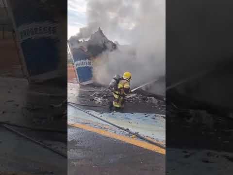 Carreta carregada com leite condensado pega fogo na GO-210, em Caldas Novas
