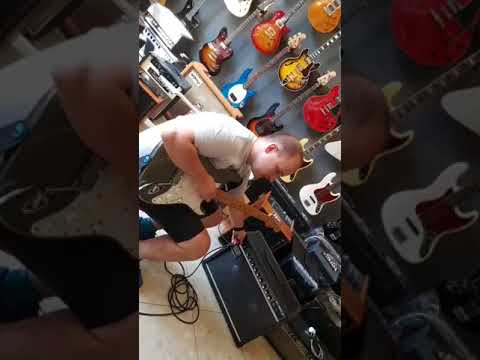 Tom Anderson Classic S vs Fender Stratocaster on Roland JC-40 played by Bálint Gyémánt in Stageshop