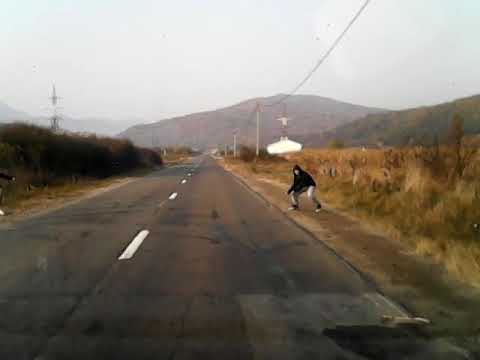 Drumul dintre Șard și Ampoița "blocat" cu o sfoară de trei tineri