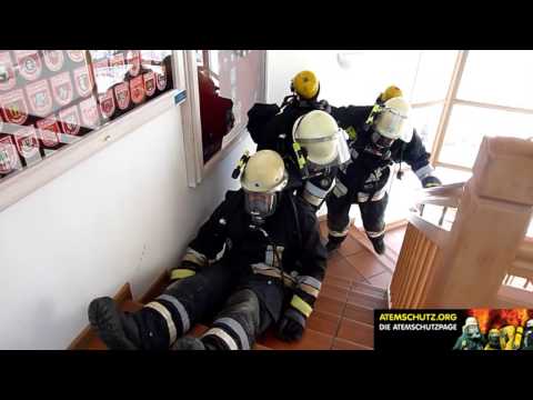Rettung eines verunglückten Atemschutzgeräteträgers über Treppen - treppab