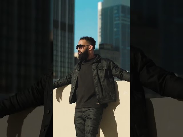 Vídeo relacionado con Joey Mcfarland (Glasses) Big Head. Máscara más Grande Que la Vida.