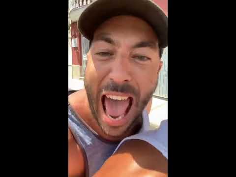 Er Christian 🔪🔪🔪 tutorial to start a motorcycle without a key with Javi "El Manguito".